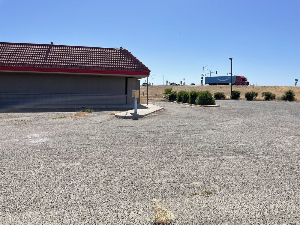Freestanding Freeway Visible Restaurant + Equipment : 25014 W Dorris Ave, Coalinga, CA 93210